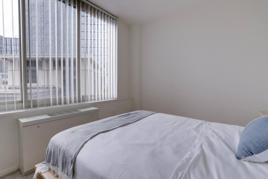 Modern & Spacious 2br + Den @crystal *