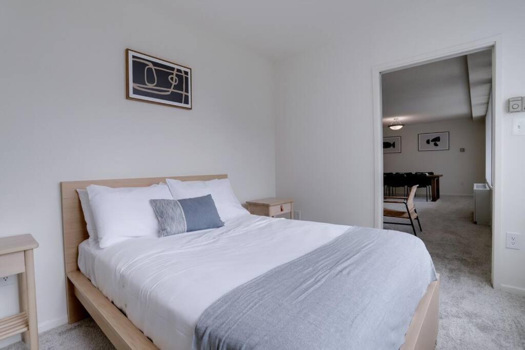 Modern & Spacious 2br + Den @crystal Appartement