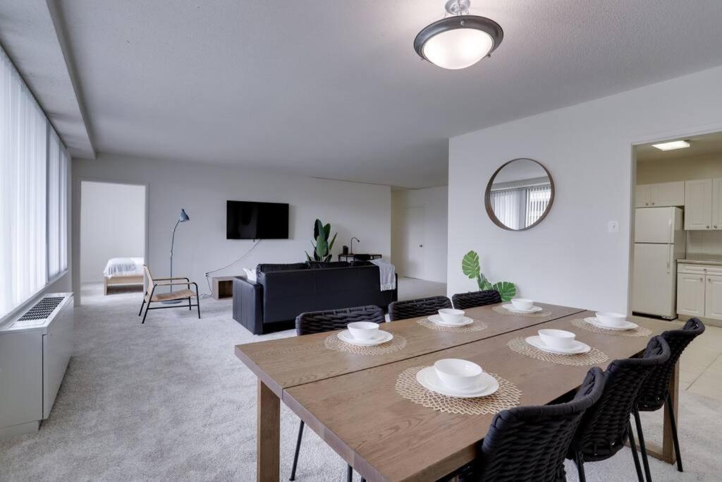 Modern & Spacious 2br + Den @crystal Appartement *
