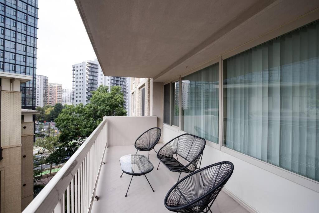 Modern & Spacious 2br + Den @crystal Appartement Arlington