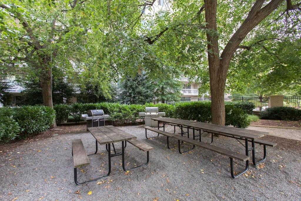 Modern & Spacious 2br + Den @crystal Appartement