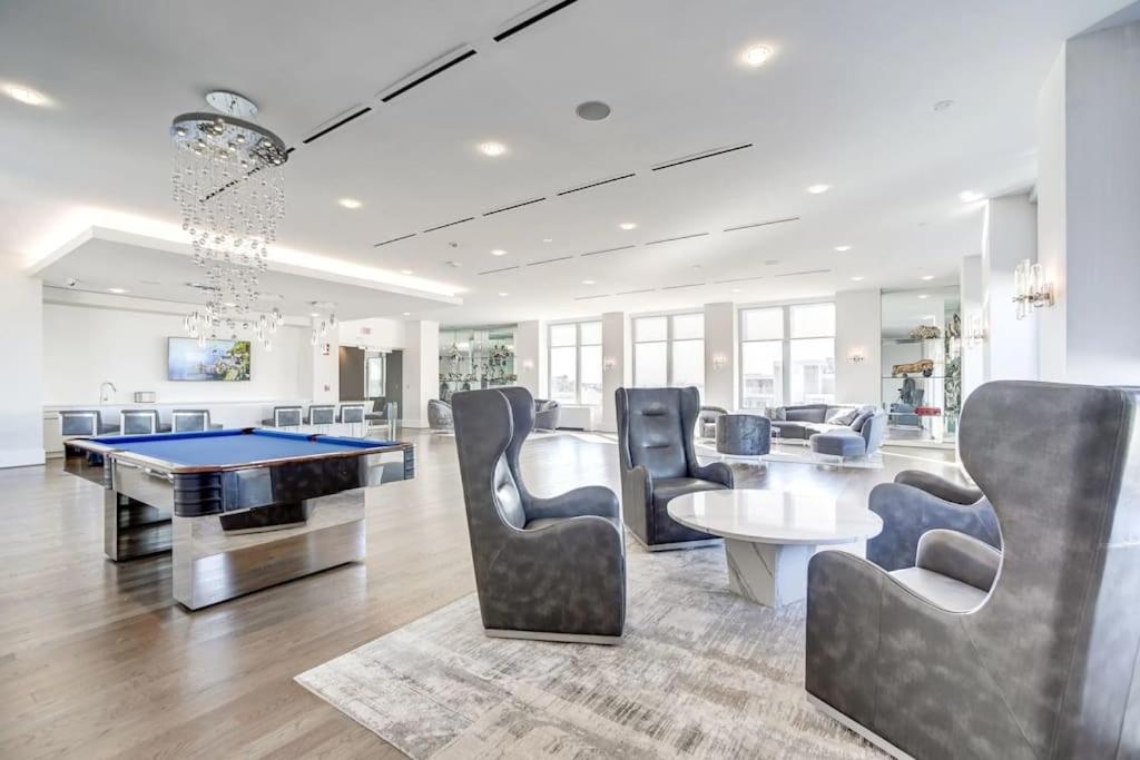 Modern & Spacious 2br + Den @crystal Appartement *