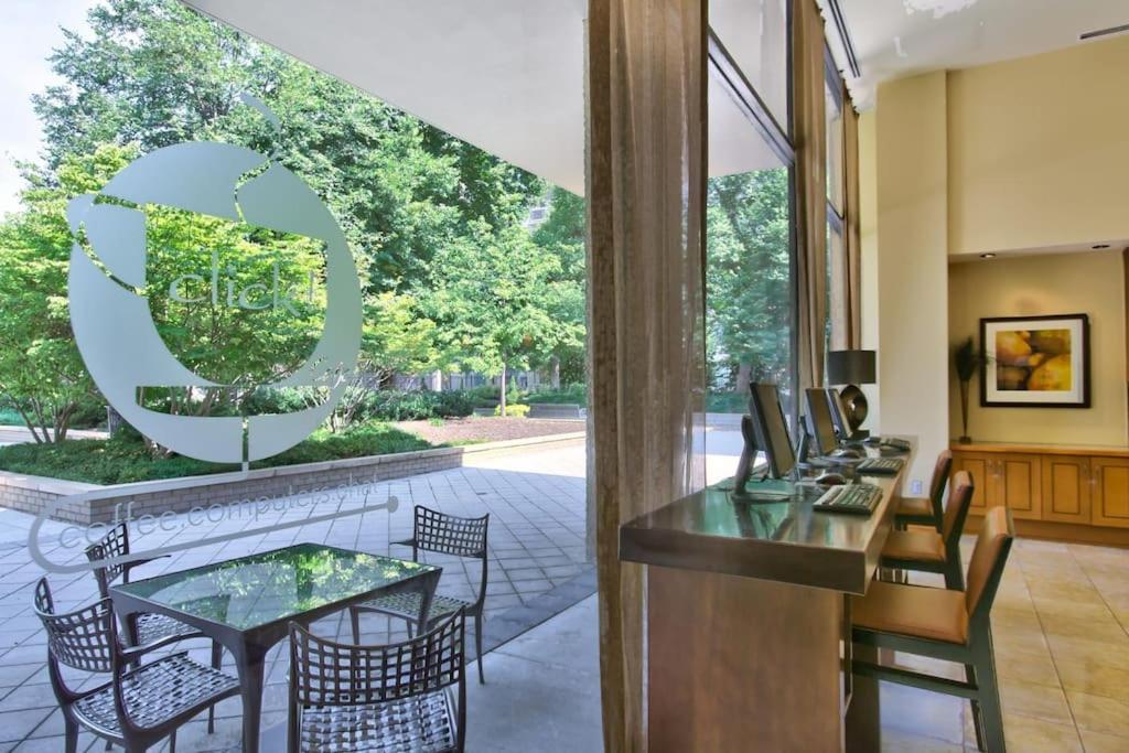 Modern & Spacious 2br + Den @crystal * Arlington