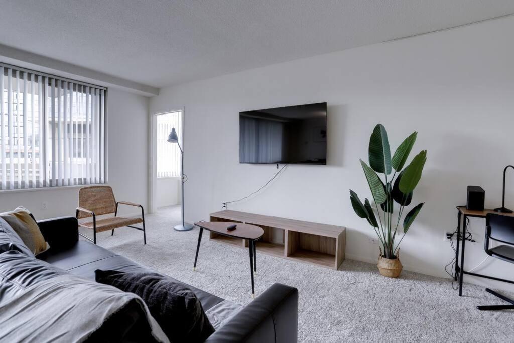 Modern & Spacious 2br + Den @crystal Appartement *