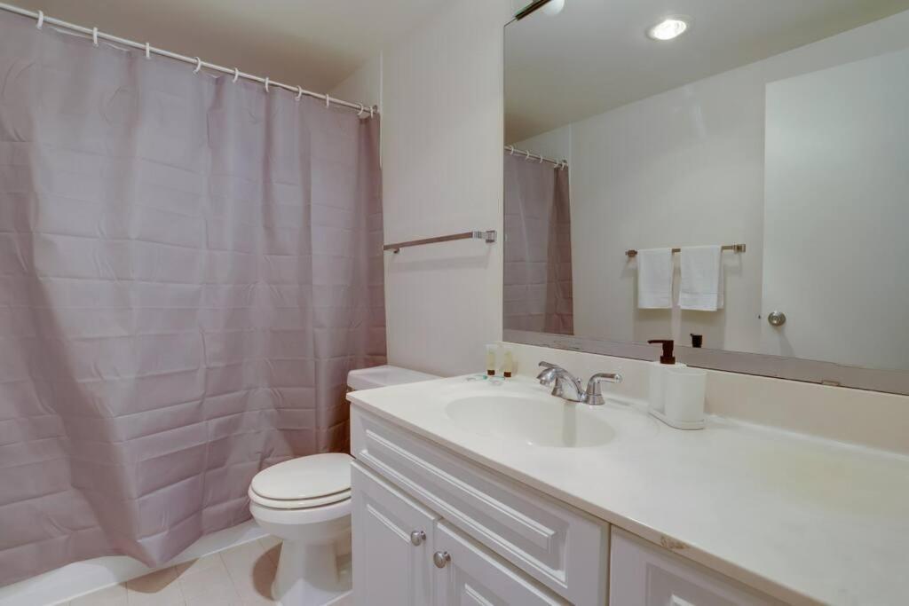 Modern & Spacious 2br + Den @crystal *