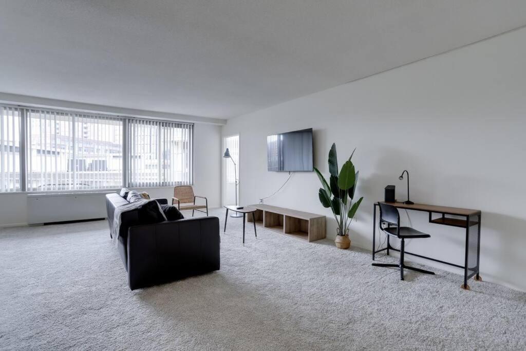 Modern & Spacious 2br + Den @crystal