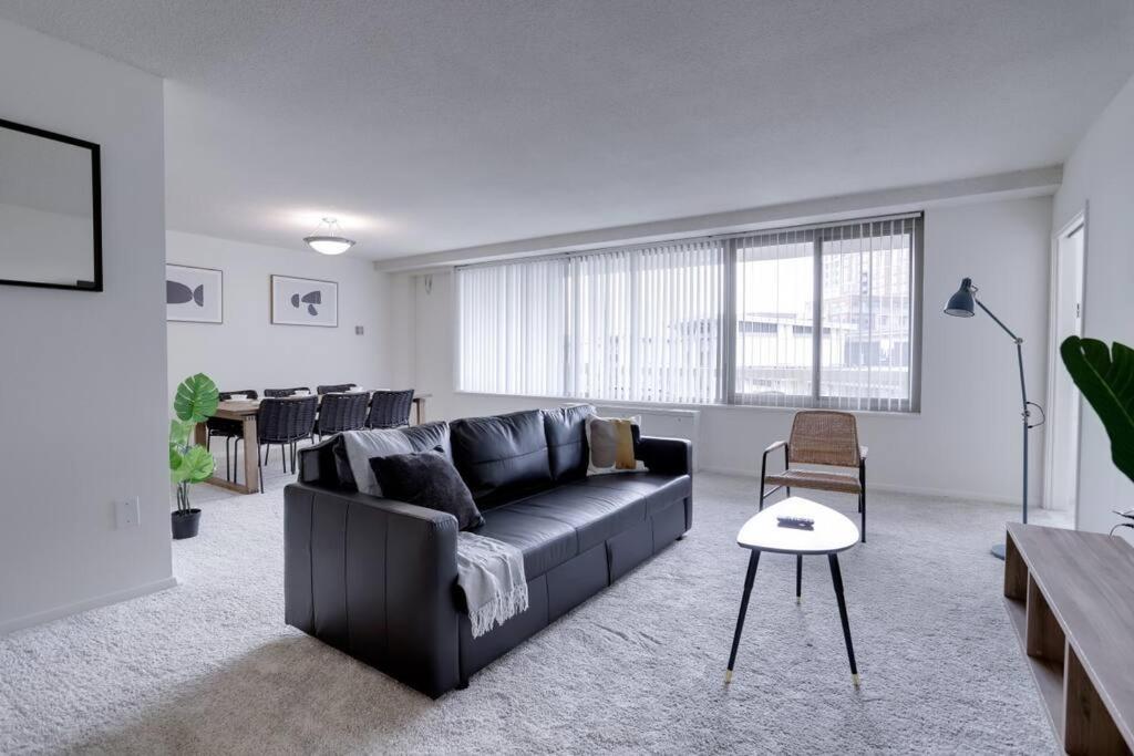 Modern & Spacious 2br + Den @crystal Arlington