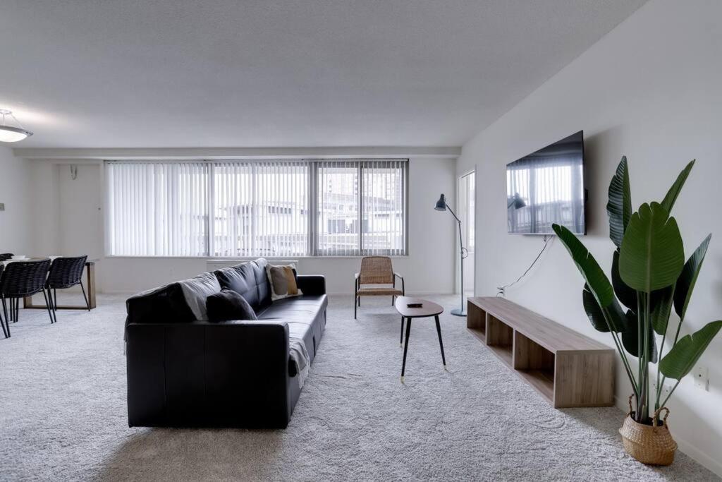 Modern & Spacious 2br + Den @crystal Appartement *