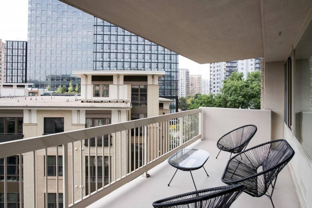 Modern & Spacious 2br + Den @crystal *